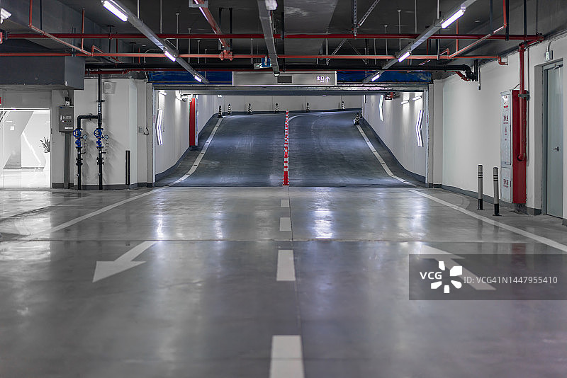 地下停车场出入口图片素材