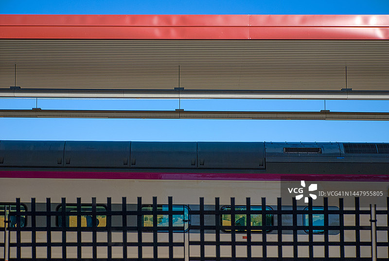 火车通过火车站图片素材