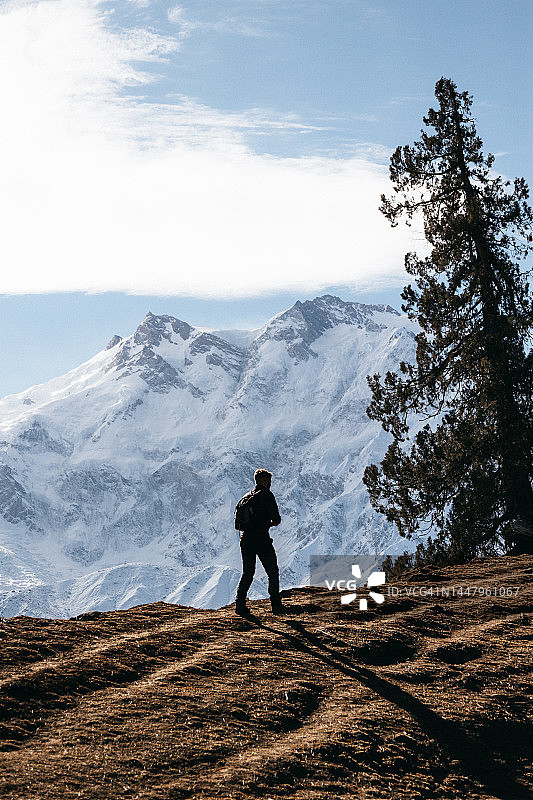 在山中徒步的男人图片素材