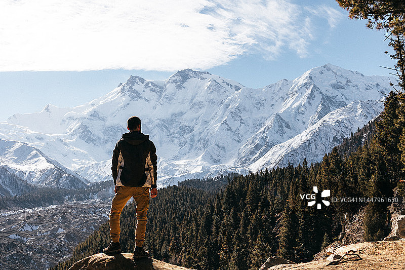 男游客欣赏南迦帕尔巴特峰的壮丽景色图片素材