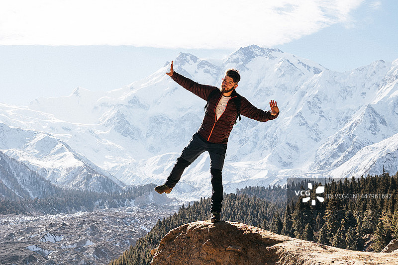 站在南迦帕尔巴特山背景下的旅行者图片素材