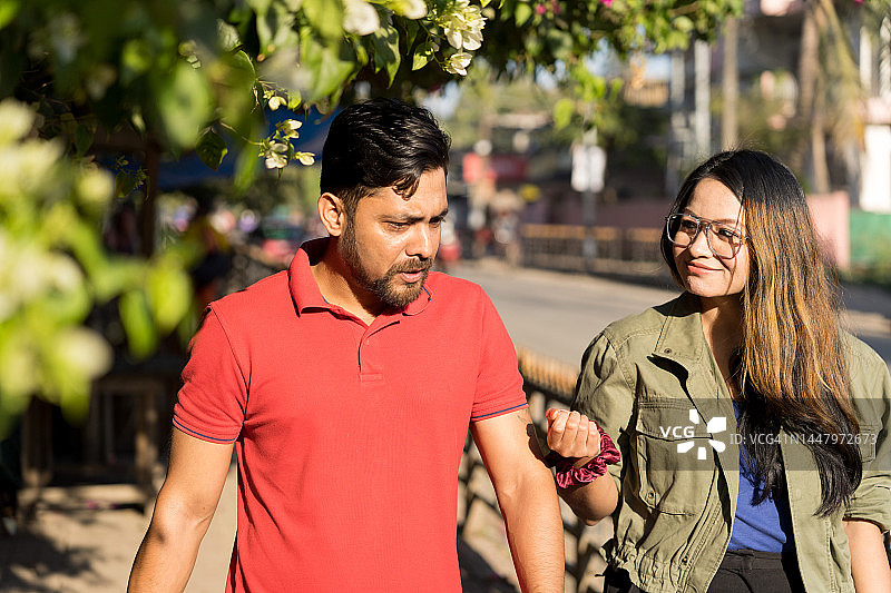 两个朋友在人行道上行走图片素材