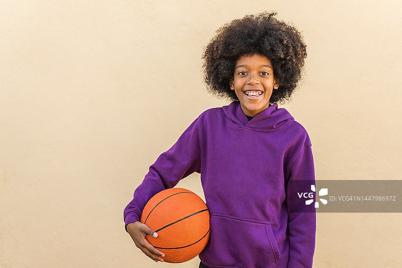 篮球运动员持球站立图片素材