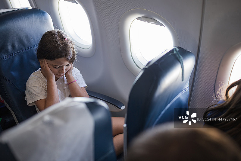 年轻女孩因乘飞机而耳朵疼痛图片素材