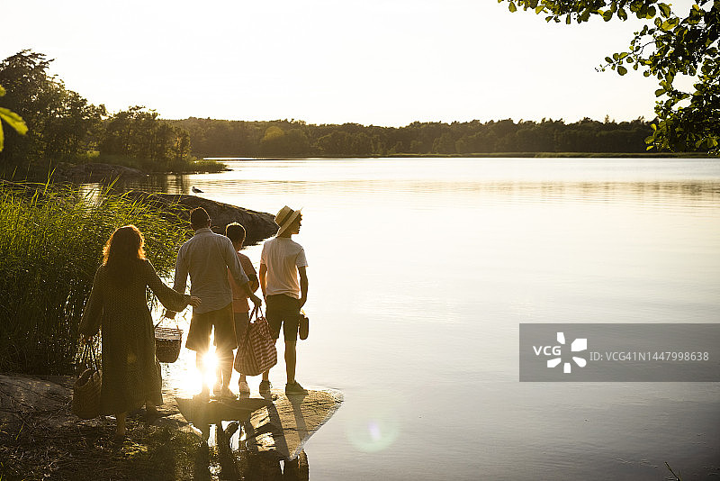 一家人在假期一起站在湖边图片素材