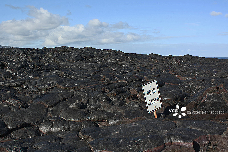 夏威夷道路因熔岩流关闭图片素材