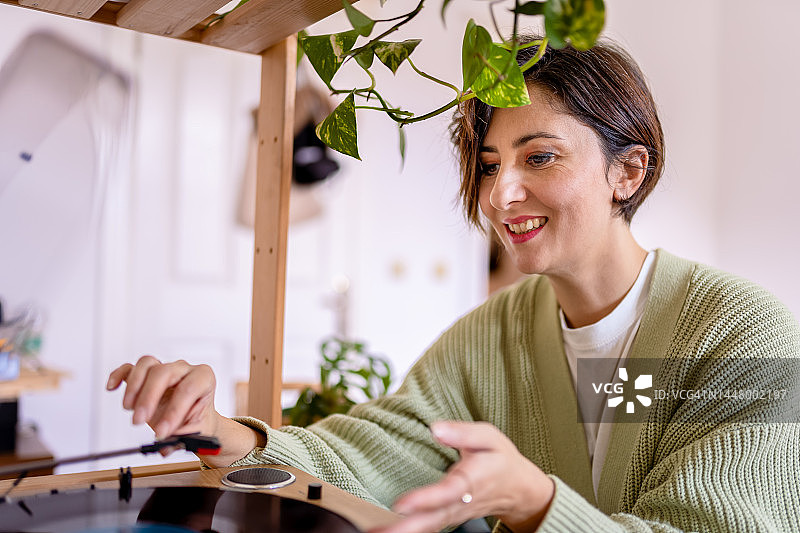 在家播放黑胶唱片的年轻女子图片素材