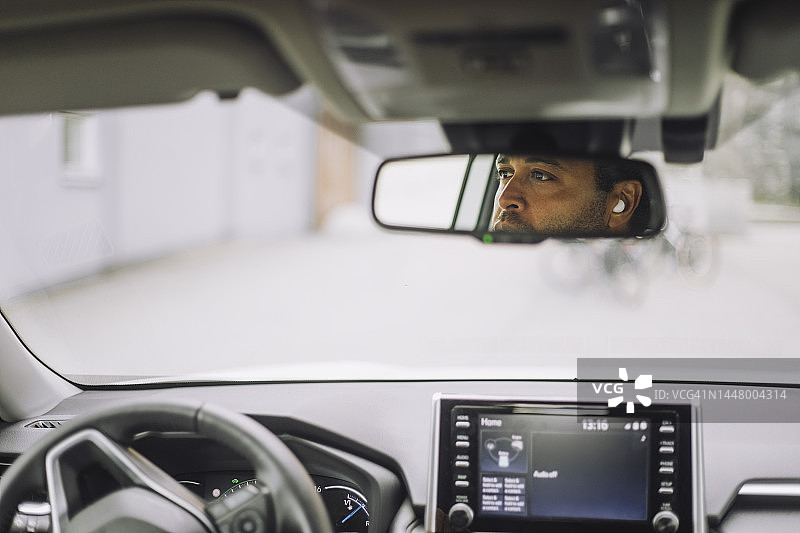 车内后视镜中的通勤男子倒影图片素材