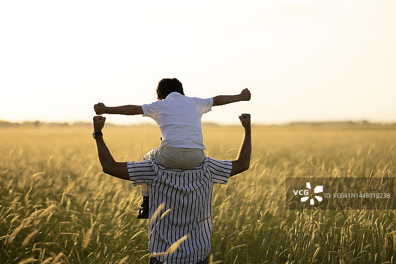 父子户外活动图片素材