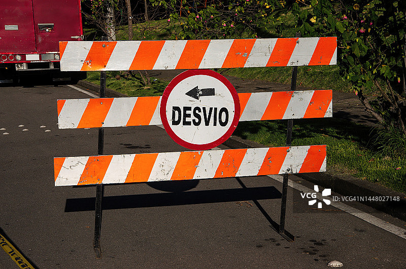 城市街道上用西班牙语写的交通警告标志，标明“绕行”图片素材