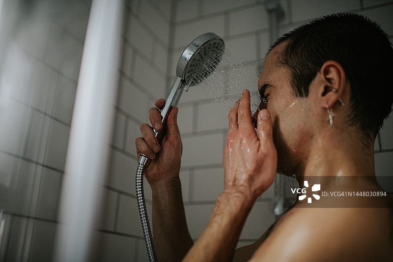男人在淋浴时洗脸图片素材