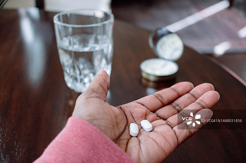 女人吃药图片素材