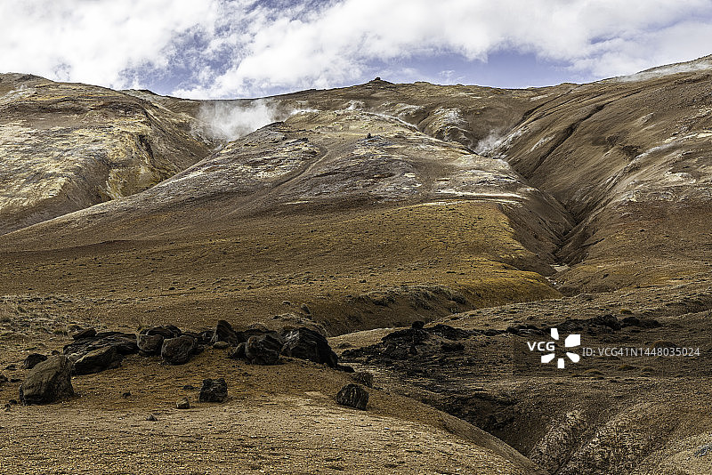 冰岛Namafjall火山斜坡上冒着蒸汽的通风口图片素材