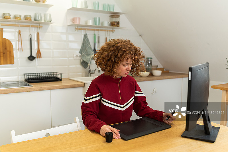 年轻女性在家工作图片素材