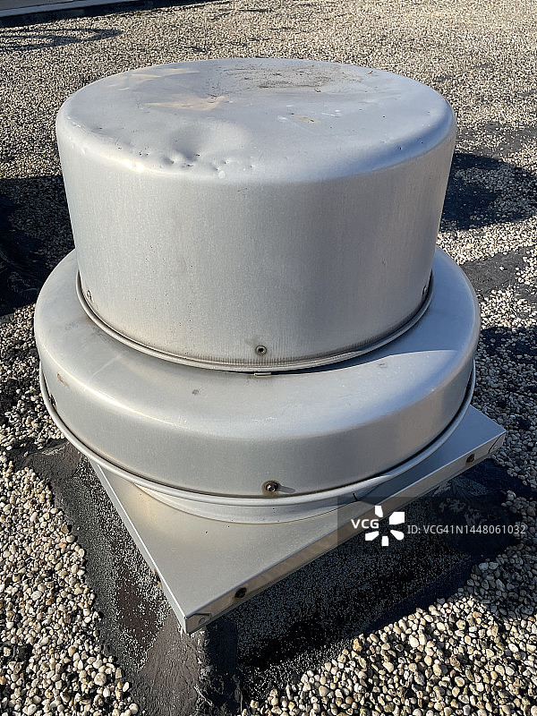 建筑物屋顶上的仓库排风扇图片素材