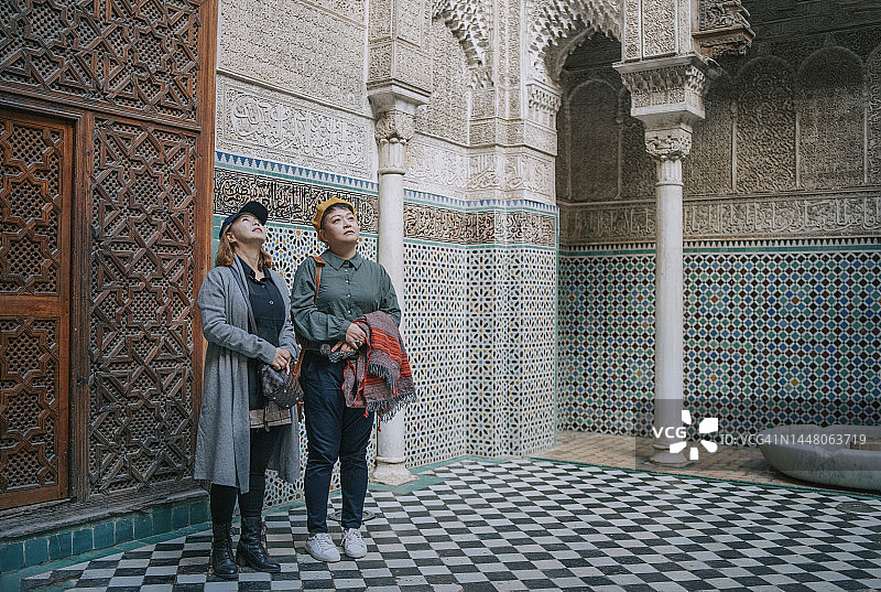 华人女游客欣赏非斯布·伊纳尼亚神学院清真寺图片素材