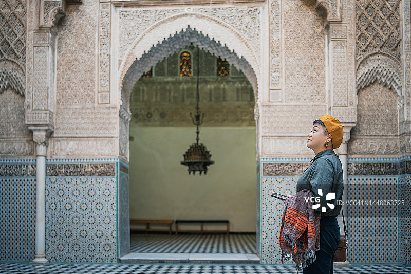华人女游客欣赏非斯布·伊纳尼亚神学院清真寺图片素材