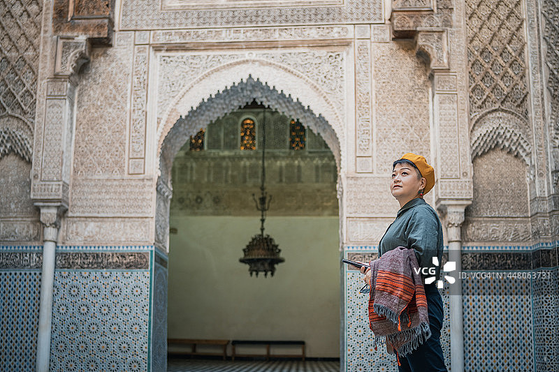 华人女游客欣赏非斯布·伊纳尼亚神学院清真寺图片素材