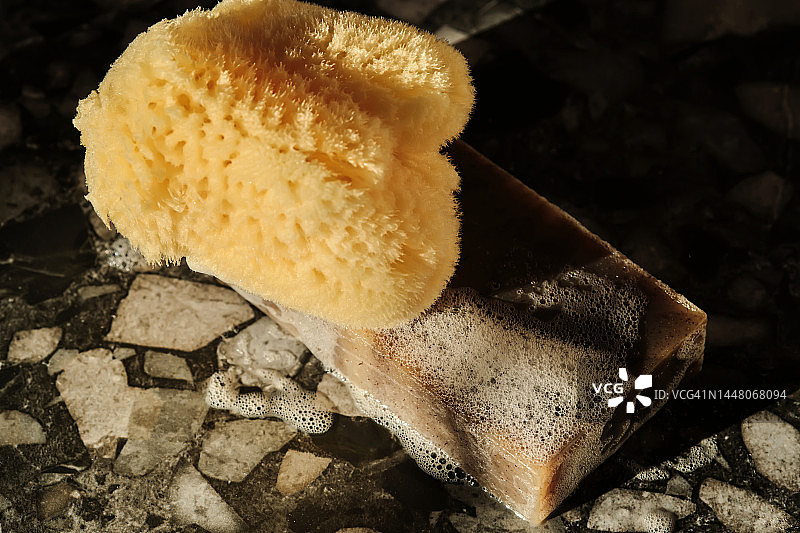 肉桂皂上的天然海绵和泡沫图片素材