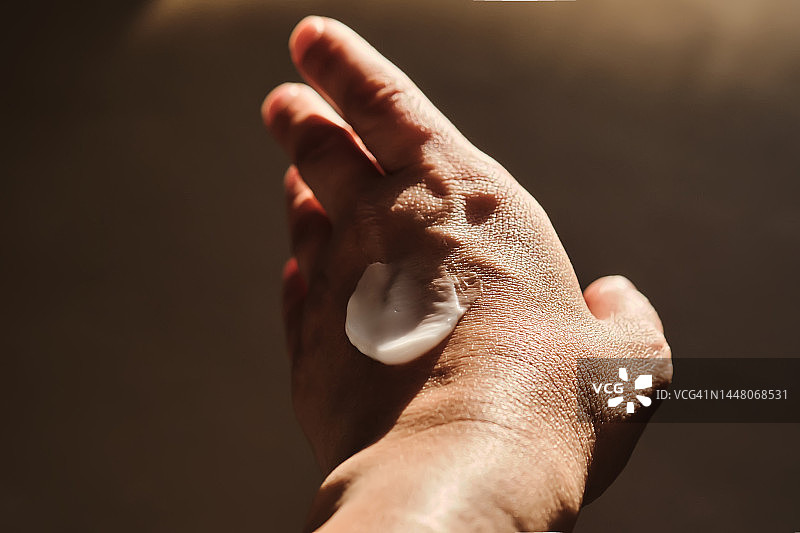 手上的白色保湿霜图片素材