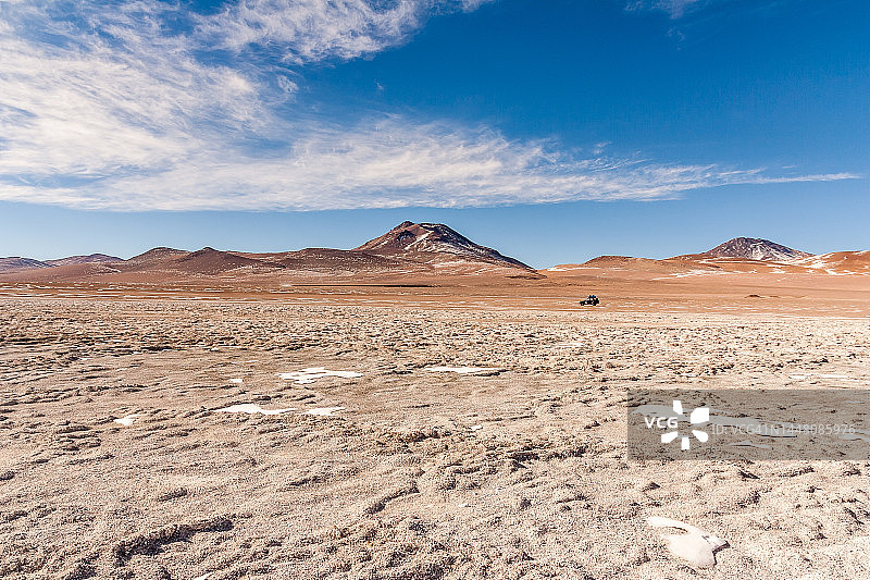 越野车穿越玻利维亚高原图片素材