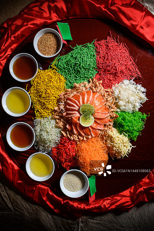 农历新年三文鱼捞生俯视图图片素材