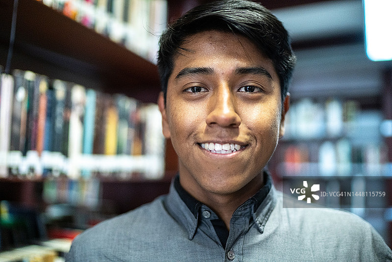 图书馆里的年轻男人肖像图片素材