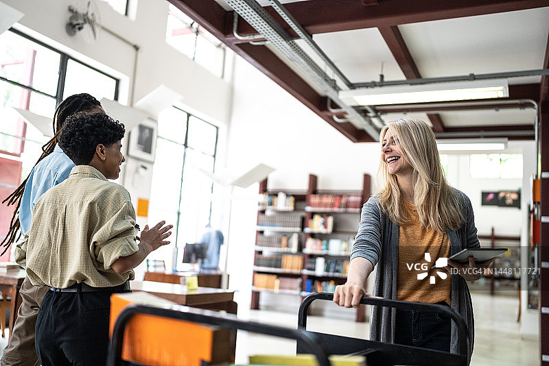 图书馆员在图书馆迎接学生图片素材