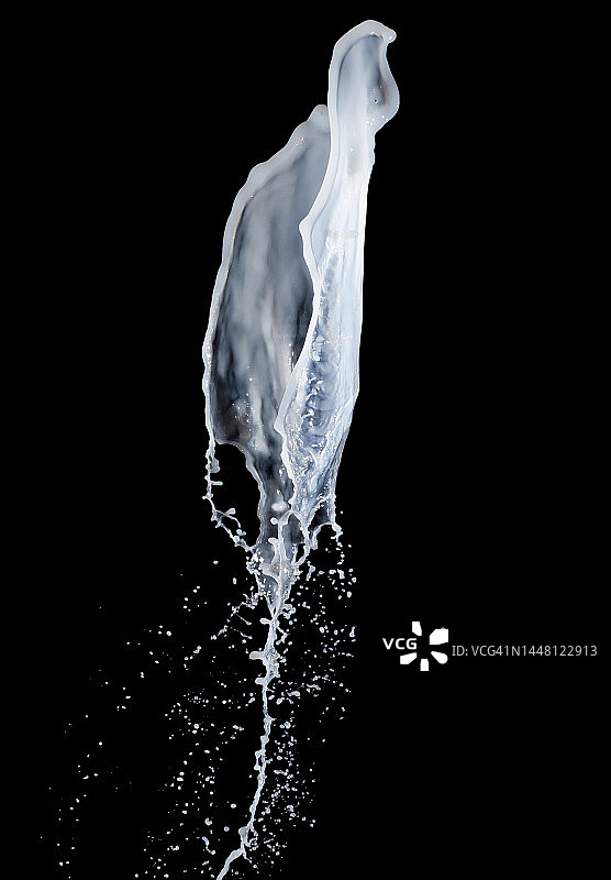 白色丙烯颜料在黑色背景上的水滴和飞溅图片素材