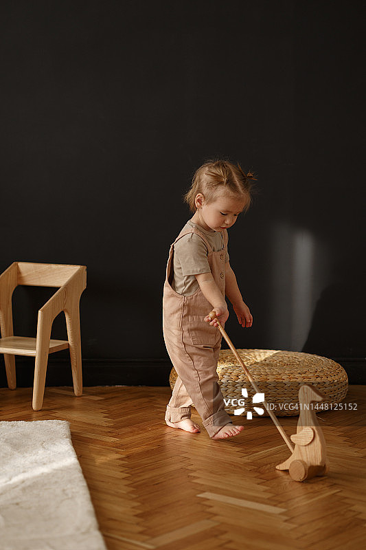 快乐幼儿玩木制玩具——库存照片图片素材