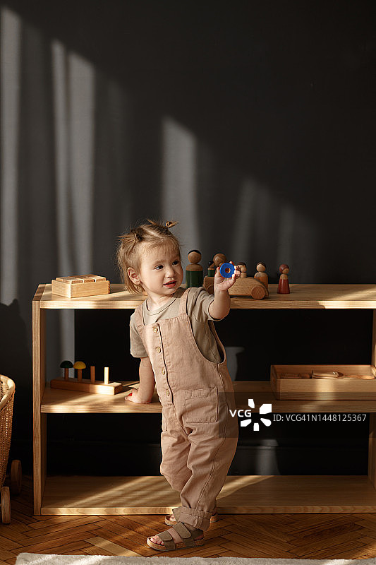 快乐的幼儿在室内玩耍-库存照片图片素材