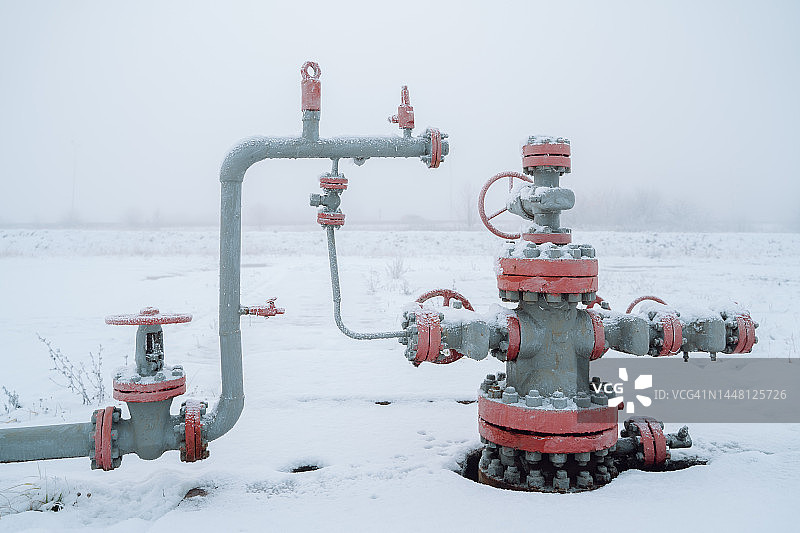 天然气和石油压缩：冬季作业的阀门钢管自然资源开采图片素材