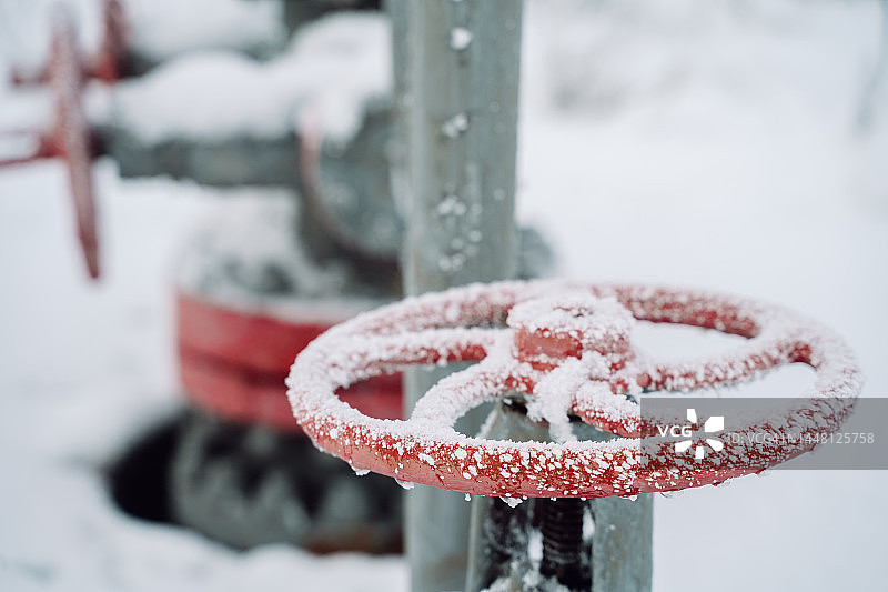 冬季管道结构维修，冰雪中油气管道的阀门控制器图片素材