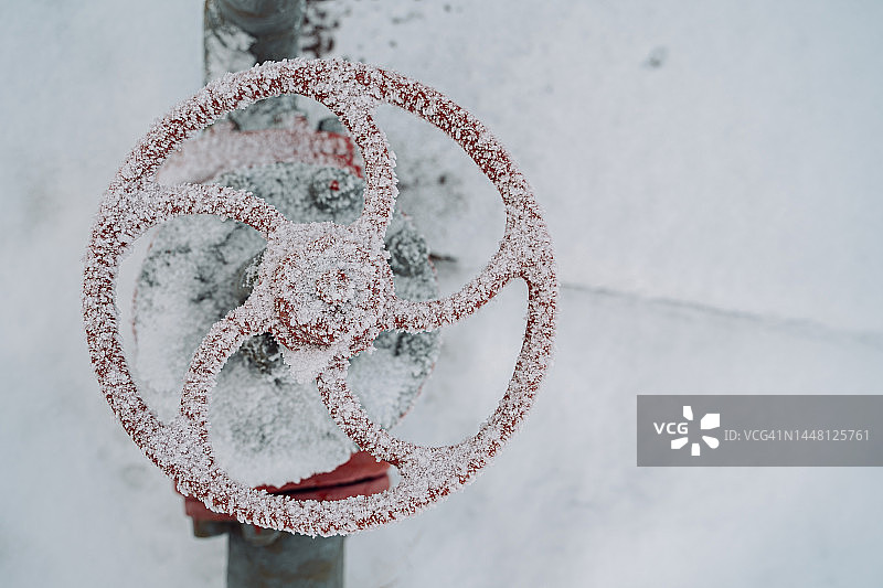 石油和天然气管道运输的雪阀控制器特写镜头图片素材