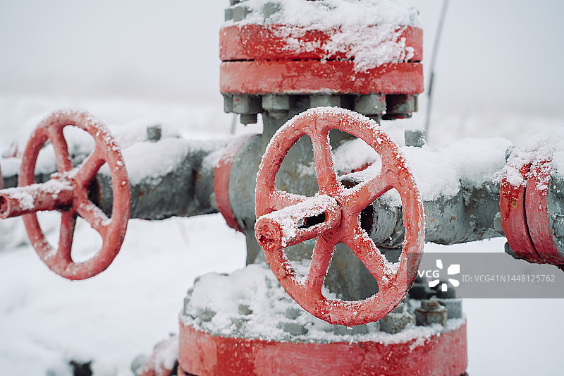 天然气和石油的进出口运输：冬季自然资源开采和管道作业图片素材