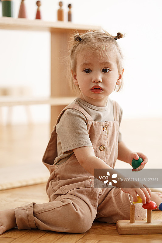 快乐的幼儿玩分拣玩具图片素材