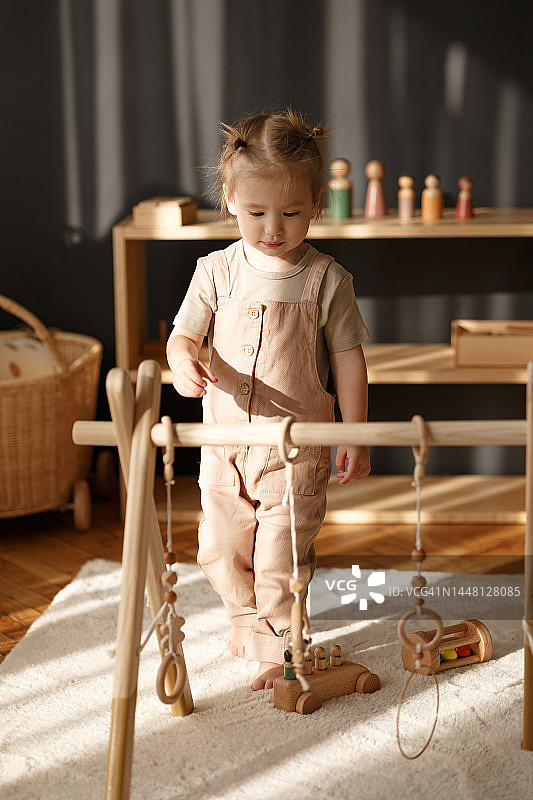 快乐的幼儿玩木制玩具照片素材图片素材