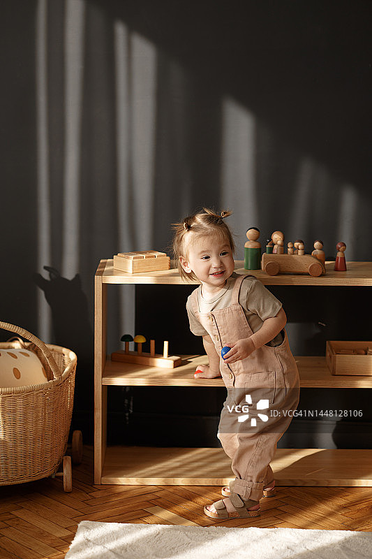 快乐玩耍的幼儿照片图片素材