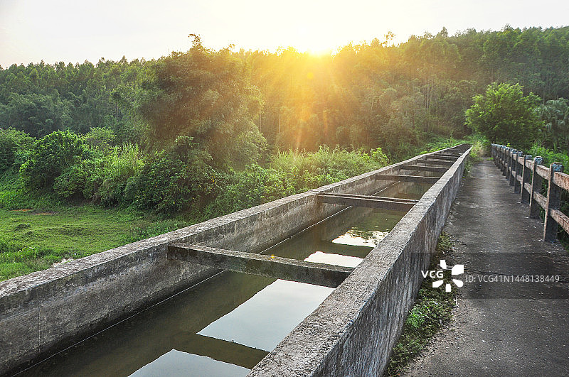 中国广东省江门市蓬江区杜阮镇那咀水库附近20世纪五六十年代修建的传统旧灌溉渠图片素材