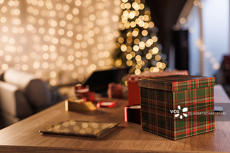 圣诞礼物包装装饰后的客厅桌子图片素材
