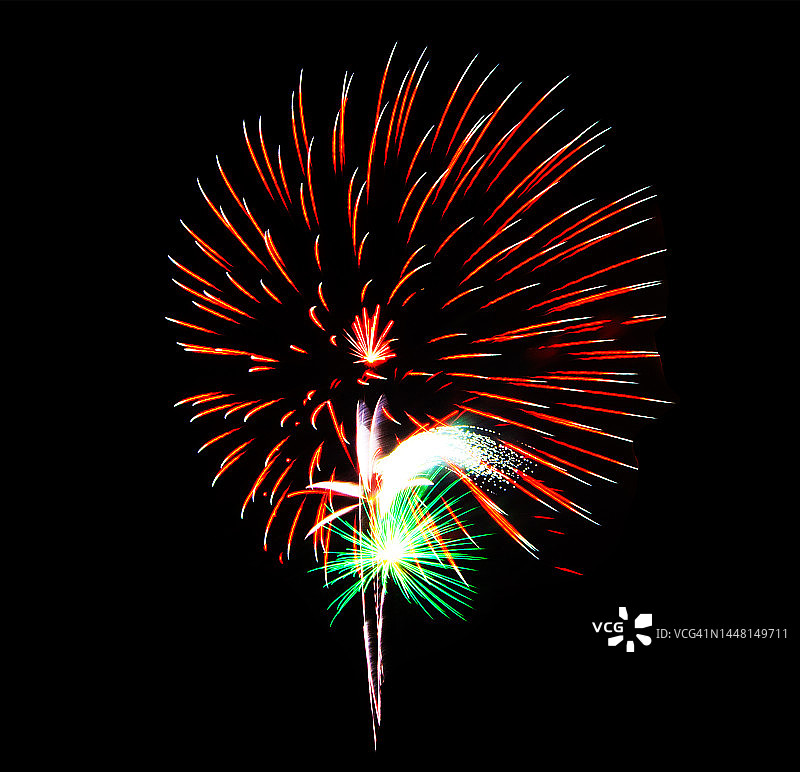 黑色背景上的彩色烟花图片素材