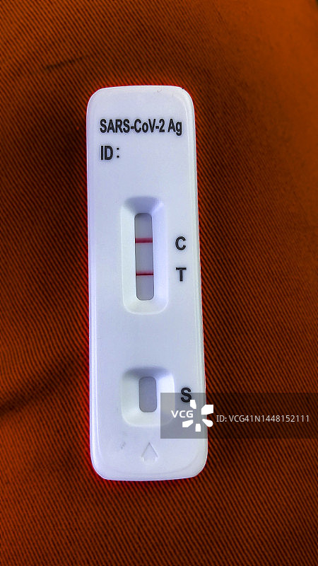 红色背景上的新冠检测图片素材