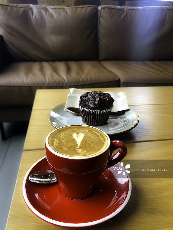 澳白咖啡和巧克力松饼图片素材