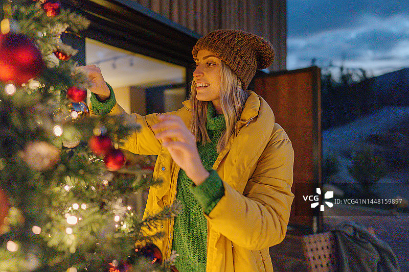 圣诞夜的装饰彩灯图片素材