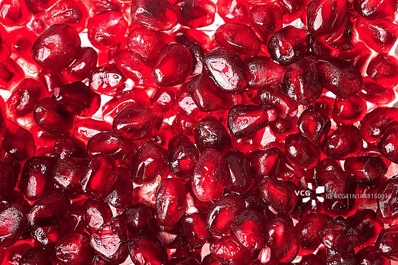 红色石榴籽背景，2023年度流行色Viva Magenta中的石榴籽图片素材