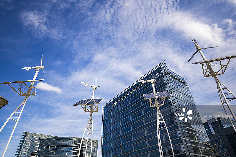 风能和太阳能供电的路灯图片素材