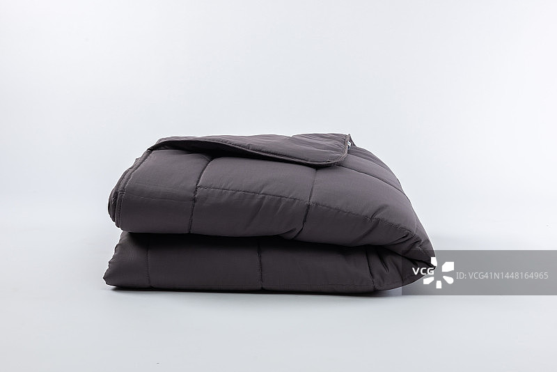 白色背景上的棕色毯子特写图片素材