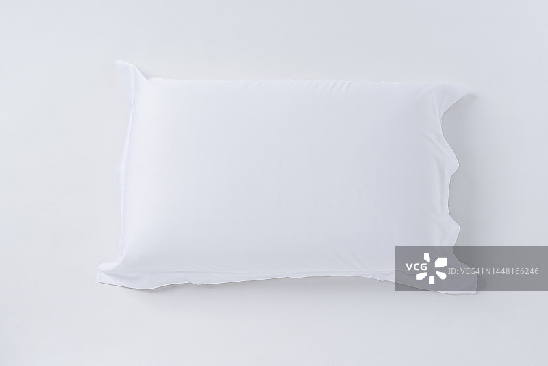 白色枕头与案件隔离在白色背景。图片素材