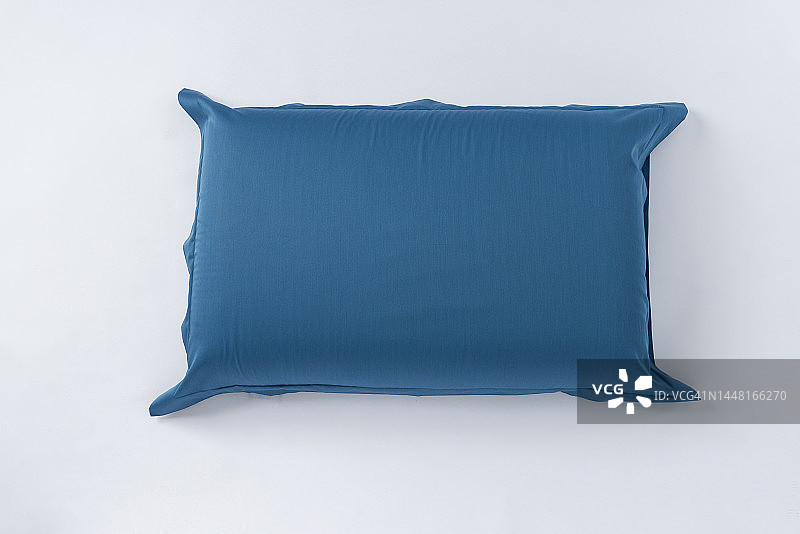 白色背景上的靛蓝色枕头图片素材