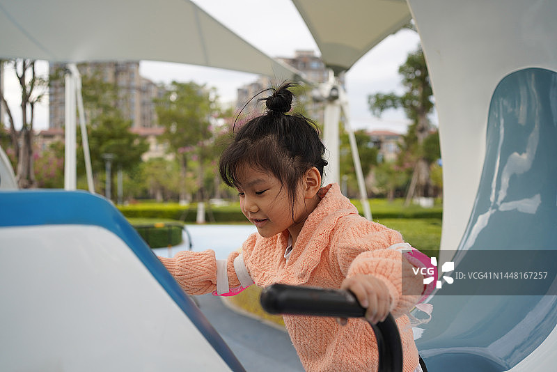 户外运动的亚洲小女孩图片素材